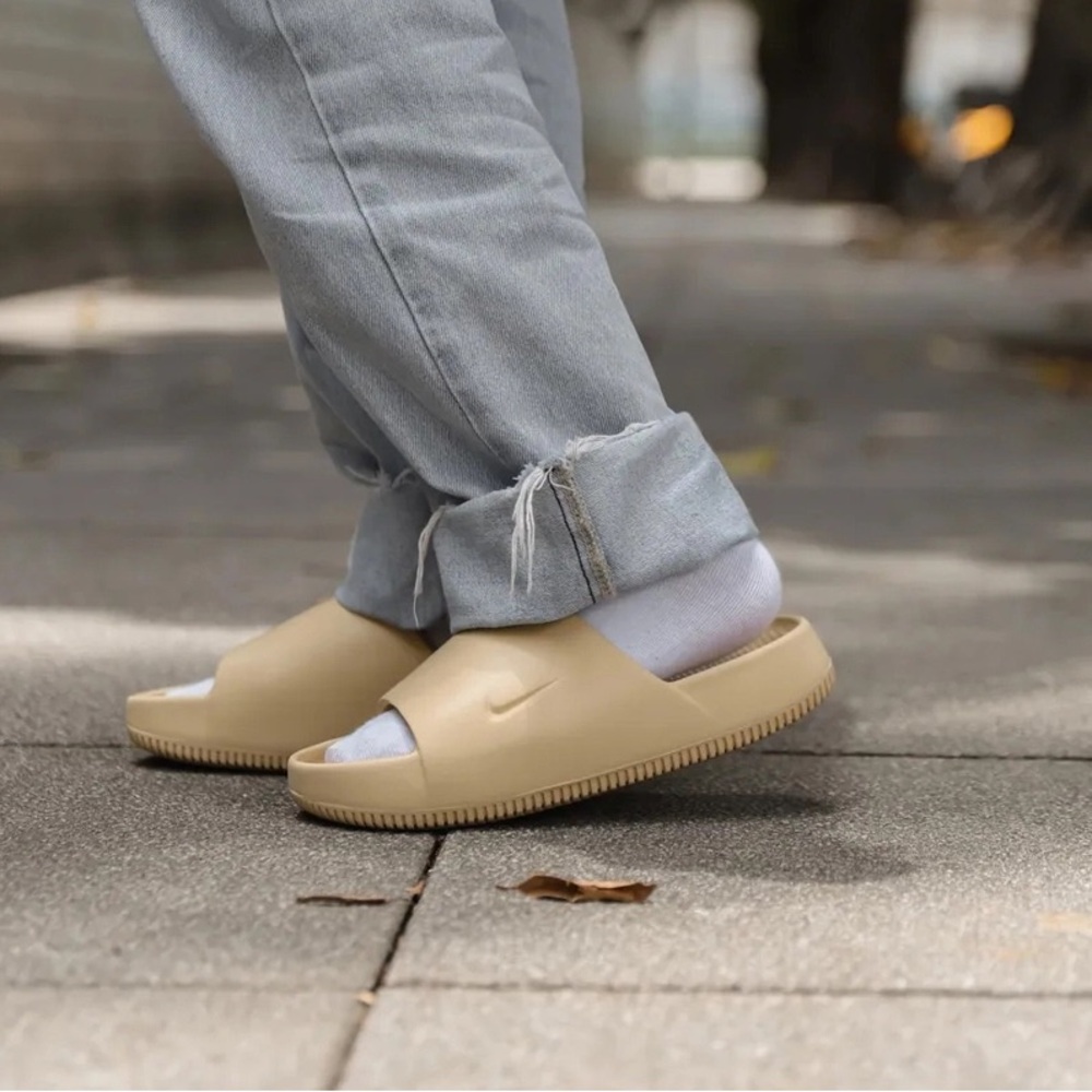 Nike Calm Women’s Slides - Sesame